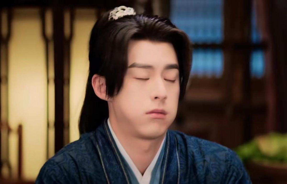 摇头晃奶什么意思__cf人物怎样摇头晃脑的