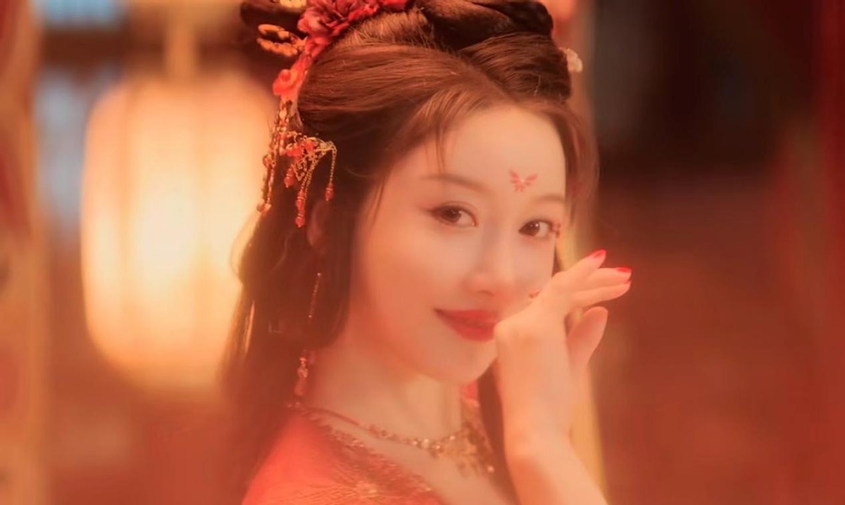 摇头晃奶什么意思__cf人物怎样摇头晃脑的