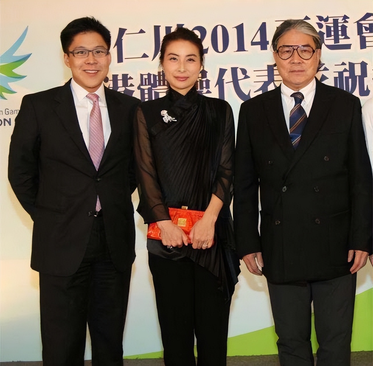 娶妻旺三代！44岁郭晶晶再次官宣喜讯，让霍震霆和香港豪门沉默了_娶妻旺三代！44岁郭晶晶再次官宣喜讯，让霍震霆和香港豪门沉默了_