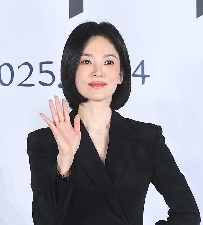 感叹好看是谁唱的_宋慧乔父母的近照_