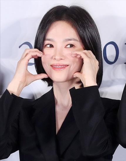 感叹好看是谁唱的__宋慧乔父母的近照