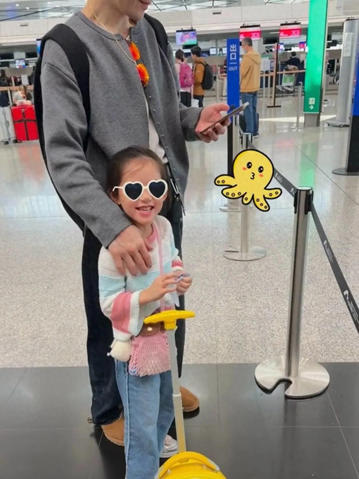 郭碧婷和女儿送向佐搭机，小奶黄依依不舍在爸爸怀里哭，惹人心疼