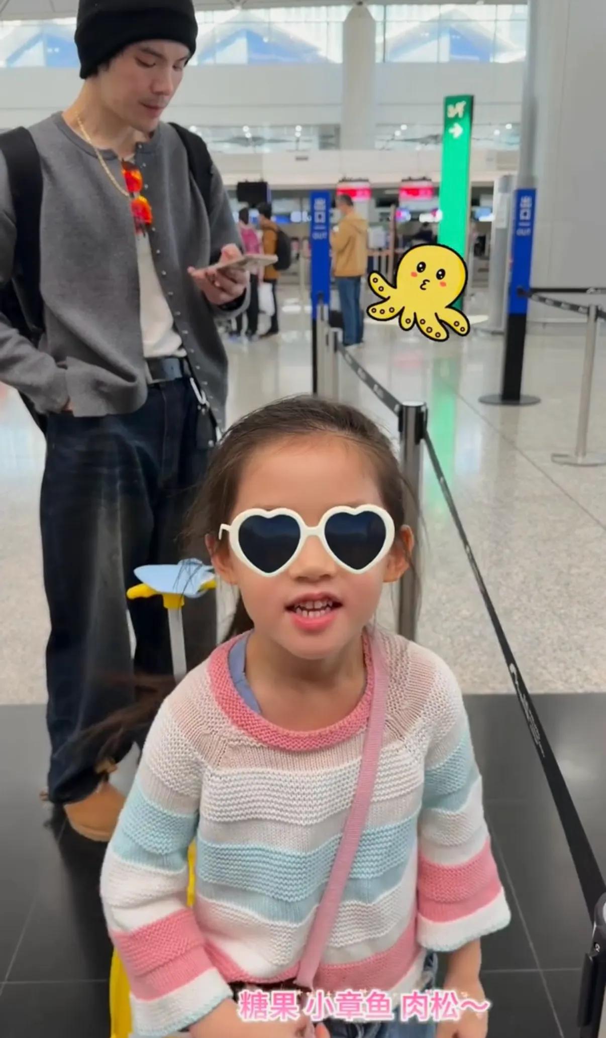 _郭碧婷和女儿送向佐搭机，小奶黄依依不舍在爸爸怀里哭，惹人心疼_郭碧婷和女儿送向佐搭机，小奶黄依依不舍在爸爸怀里哭，惹人心疼