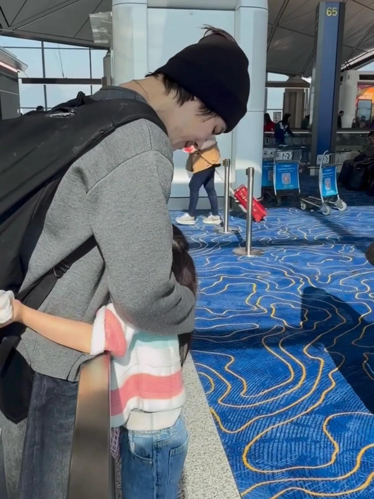 郭碧婷和女儿送向佐搭机，小奶黄依依不舍在爸爸怀里哭，惹人心疼_郭碧婷和女儿送向佐搭机，小奶黄依依不舍在爸爸怀里哭，惹人心疼_