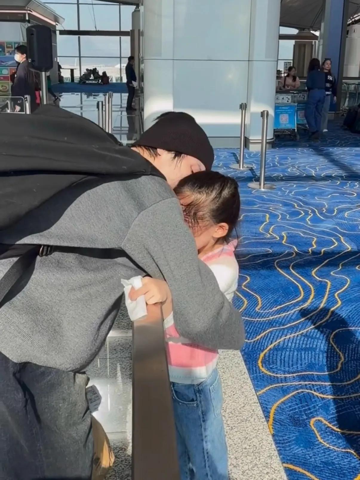 _郭碧婷和女儿送向佐搭机，小奶黄依依不舍在爸爸怀里哭，惹人心疼_郭碧婷和女儿送向佐搭机，小奶黄依依不舍在爸爸怀里哭，惹人心疼