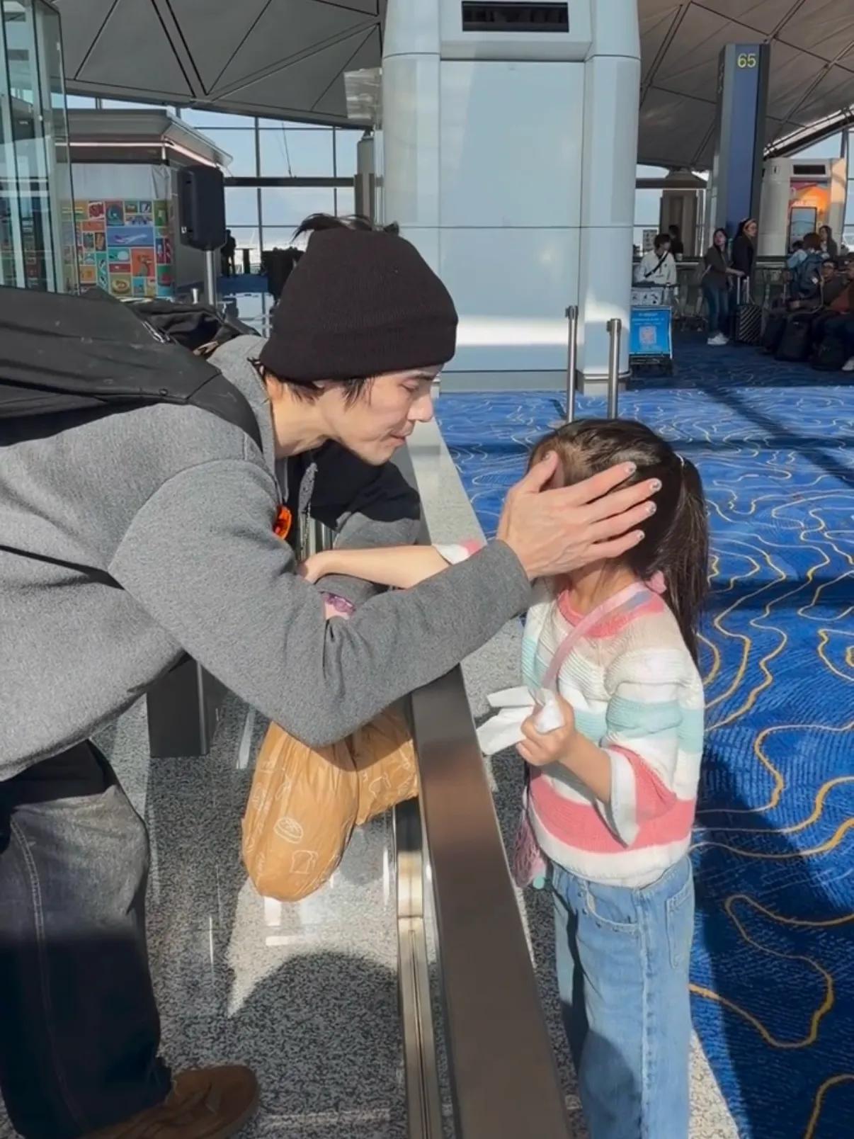 郭碧婷和女儿送向佐搭机，小奶黄依依不舍在爸爸怀里哭，惹人心疼_郭碧婷和女儿送向佐搭机，小奶黄依依不舍在爸爸怀里哭，惹人心疼_