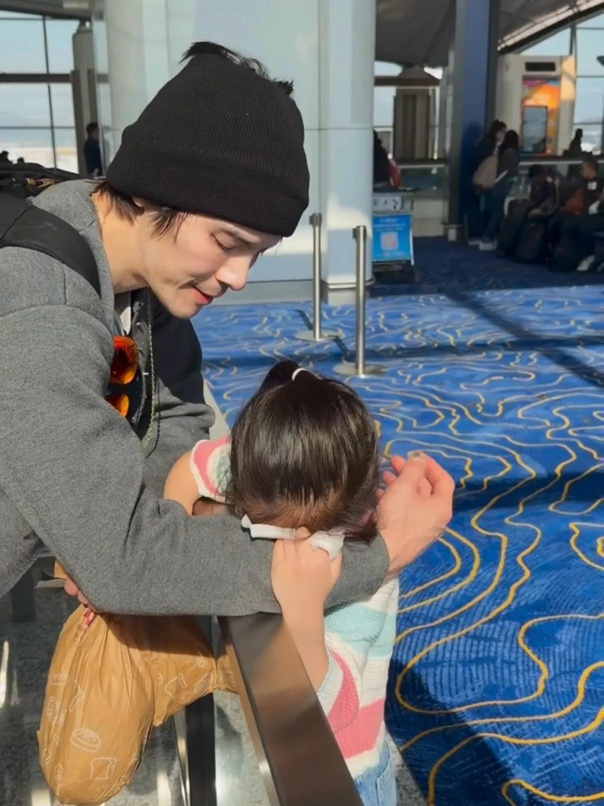 郭碧婷和女儿送向佐搭机，小奶黄依依不舍在爸爸怀里哭，惹人心疼__郭碧婷和女儿送向佐搭机，小奶黄依依不舍在爸爸怀里哭，惹人心疼