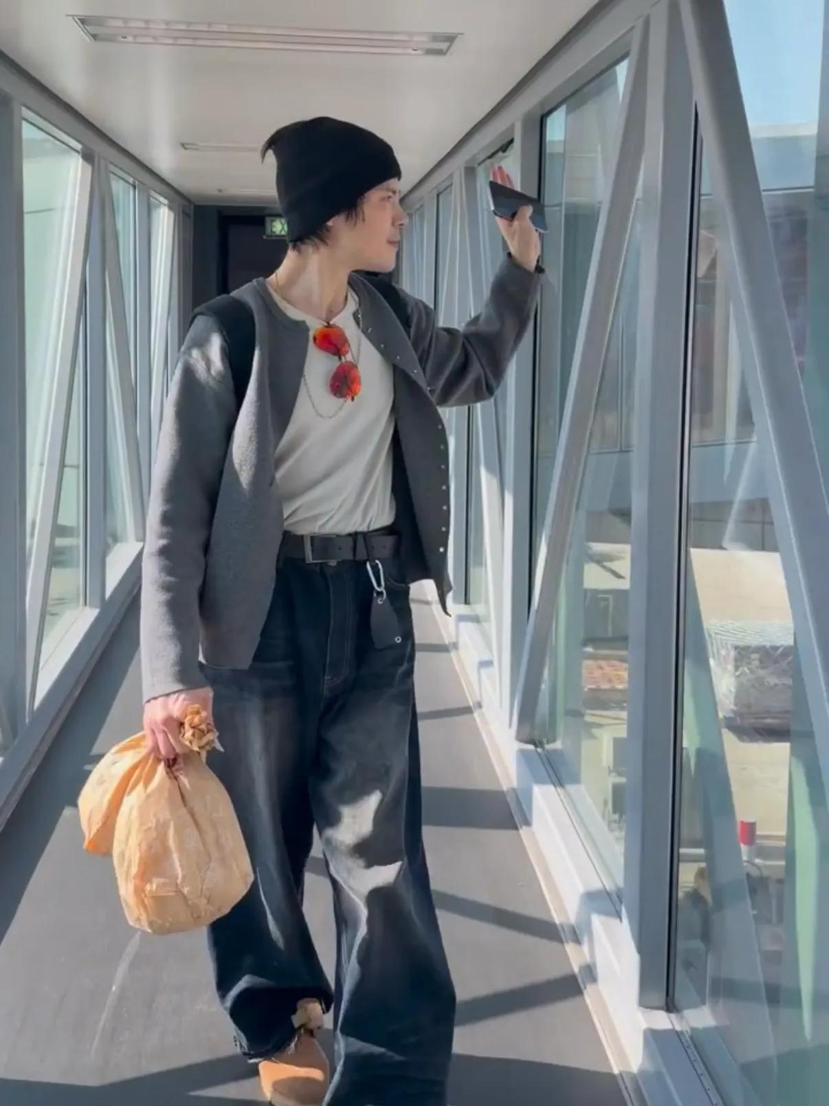 _郭碧婷和女儿送向佐搭机，小奶黄依依不舍在爸爸怀里哭，惹人心疼_郭碧婷和女儿送向佐搭机，小奶黄依依不舍在爸爸怀里哭，惹人心疼