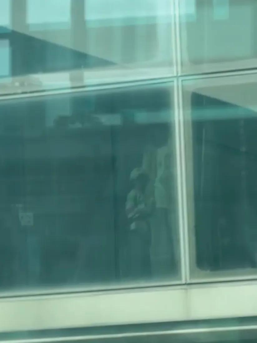 郭碧婷和女儿送向佐搭机，小奶黄依依不舍在爸爸怀里哭，惹人心疼_郭碧婷和女儿送向佐搭机，小奶黄依依不舍在爸爸怀里哭，惹人心疼_