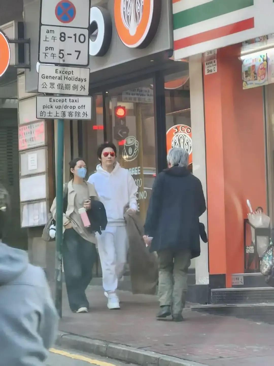 郭碧婷和女儿送向佐搭机，小奶黄依依不舍在爸爸怀里哭，惹人心疼_郭碧婷和女儿送向佐搭机，小奶黄依依不舍在爸爸怀里哭，惹人心疼_