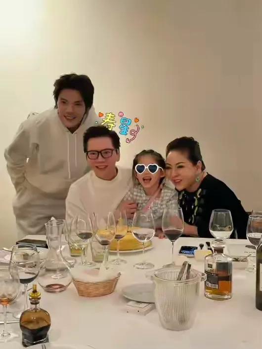 郭碧婷和女儿送向佐搭机，小奶黄依依不舍在爸爸怀里哭，惹人心疼_郭碧婷和女儿送向佐搭机，小奶黄依依不舍在爸爸怀里哭，惹人心疼_