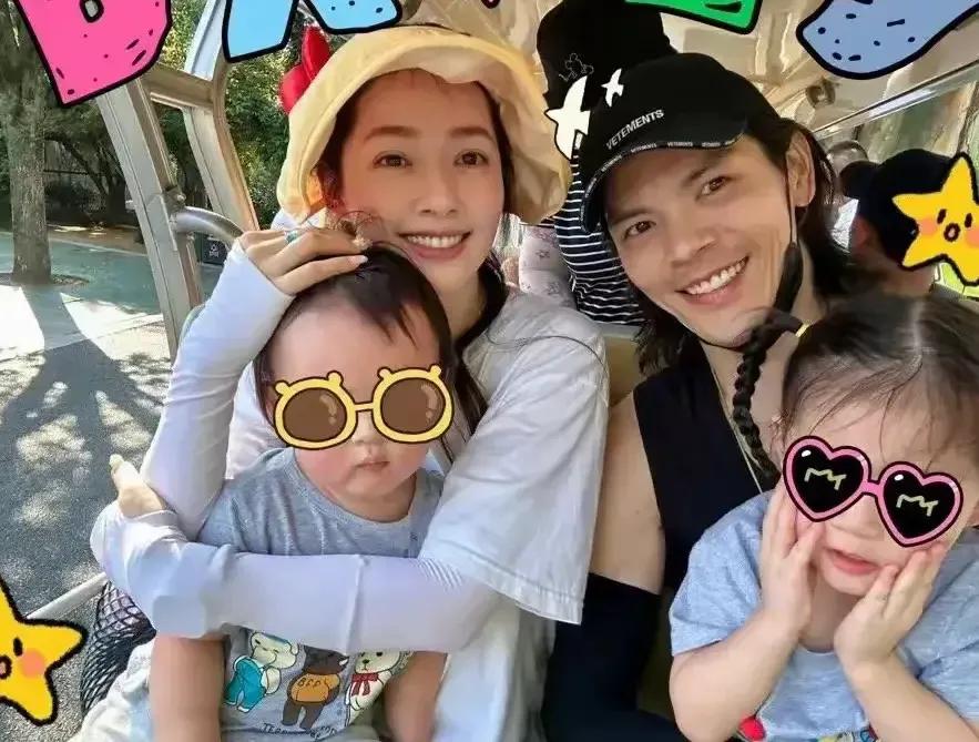 _郭碧婷和女儿送向佐搭机，小奶黄依依不舍在爸爸怀里哭，惹人心疼_郭碧婷和女儿送向佐搭机，小奶黄依依不舍在爸爸怀里哭，惹人心疼