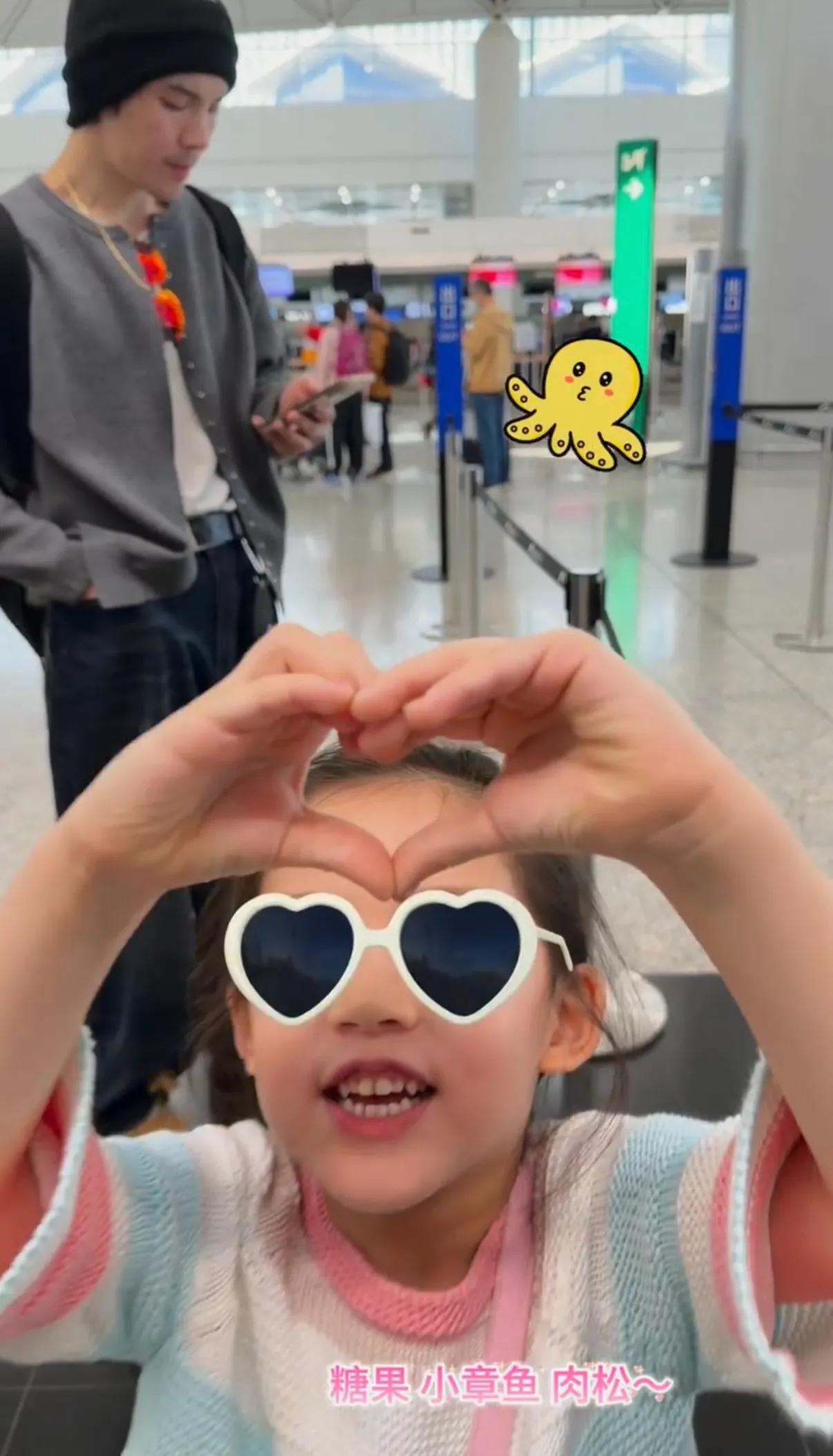 郭碧婷和女儿送向佐搭机，小奶黄依依不舍在爸爸怀里哭，惹人心疼__郭碧婷和女儿送向佐搭机，小奶黄依依不舍在爸爸怀里哭，惹人心疼