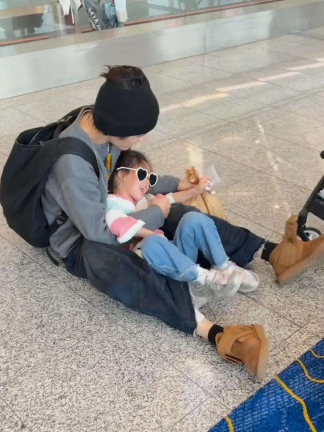 郭碧婷和女儿送向佐搭机，小奶黄依依不舍在爸爸怀里哭，惹人心疼__郭碧婷和女儿送向佐搭机，小奶黄依依不舍在爸爸怀里哭，惹人心疼