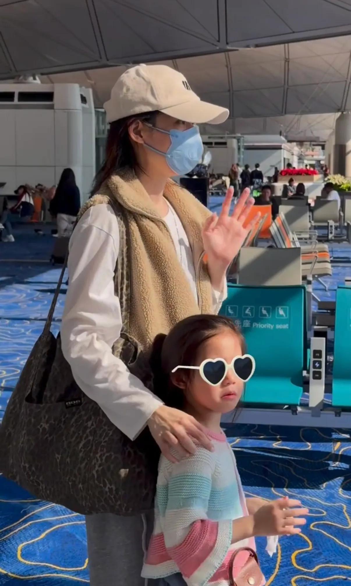 郭碧婷和女儿送向佐搭机，小奶黄依依不舍在爸爸怀里哭，惹人心疼__郭碧婷和女儿送向佐搭机，小奶黄依依不舍在爸爸怀里哭，惹人心疼