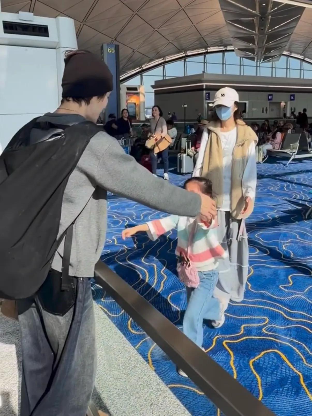 _郭碧婷和女儿送向佐搭机，小奶黄依依不舍在爸爸怀里哭，惹人心疼_郭碧婷和女儿送向佐搭机，小奶黄依依不舍在爸爸怀里哭，惹人心疼