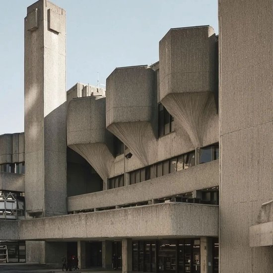 将建筑线条穿在身上——冷感时代的硬核之美