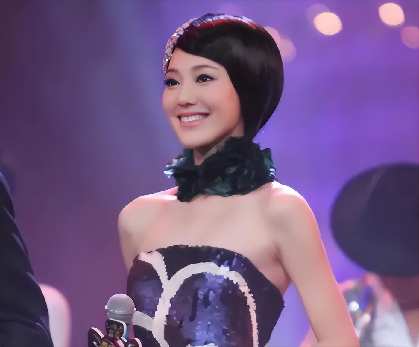 讨好大佬、陪睡上位、遭央视开除,被传与小尼结婚的她如今怎样了__讨好大佬、陪睡上位、遭央视开除,被传与小尼结婚的她如今怎样了