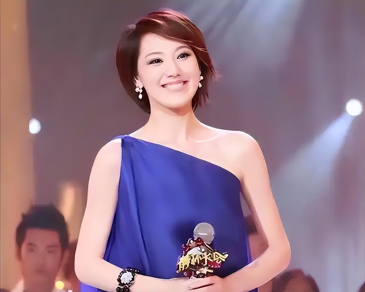 讨好大佬、陪睡上位、遭央视开除,被传与小尼结婚的她如今怎样了_讨好大佬、陪睡上位、遭央视开除,被传与小尼结婚的她如今怎样了_