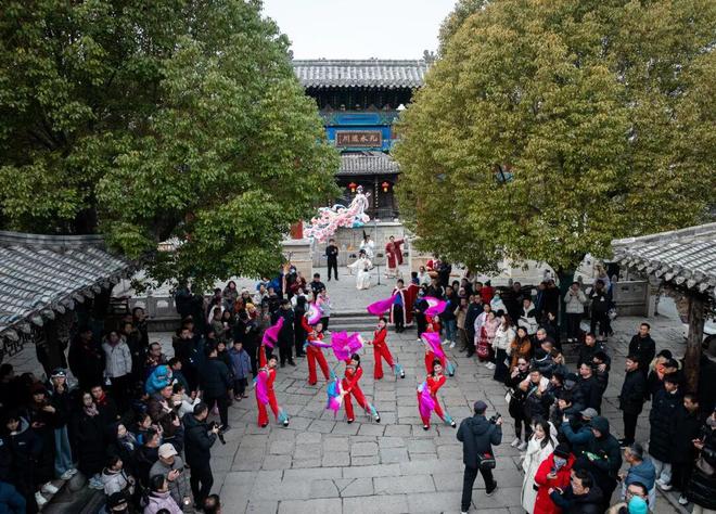 台儿庄古城元宵节灯会_台儿庄庙会2021_