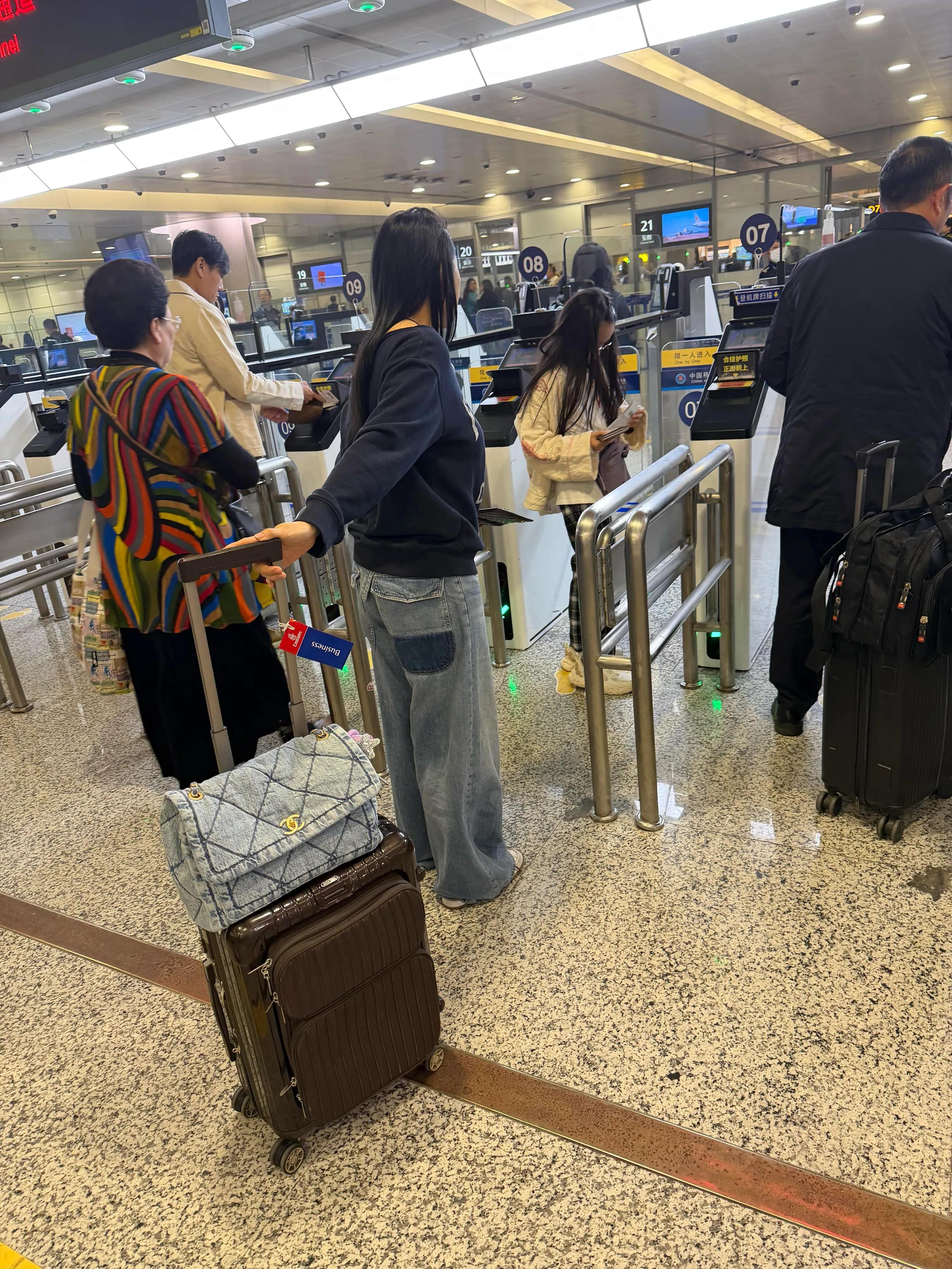 _伊能静秦昊一家五口出游，公婆同行画面温馨，9岁米粒气质像妈妈_伊能静秦昊一家五口出游，公婆同行画面温馨，9岁米粒气质像妈妈