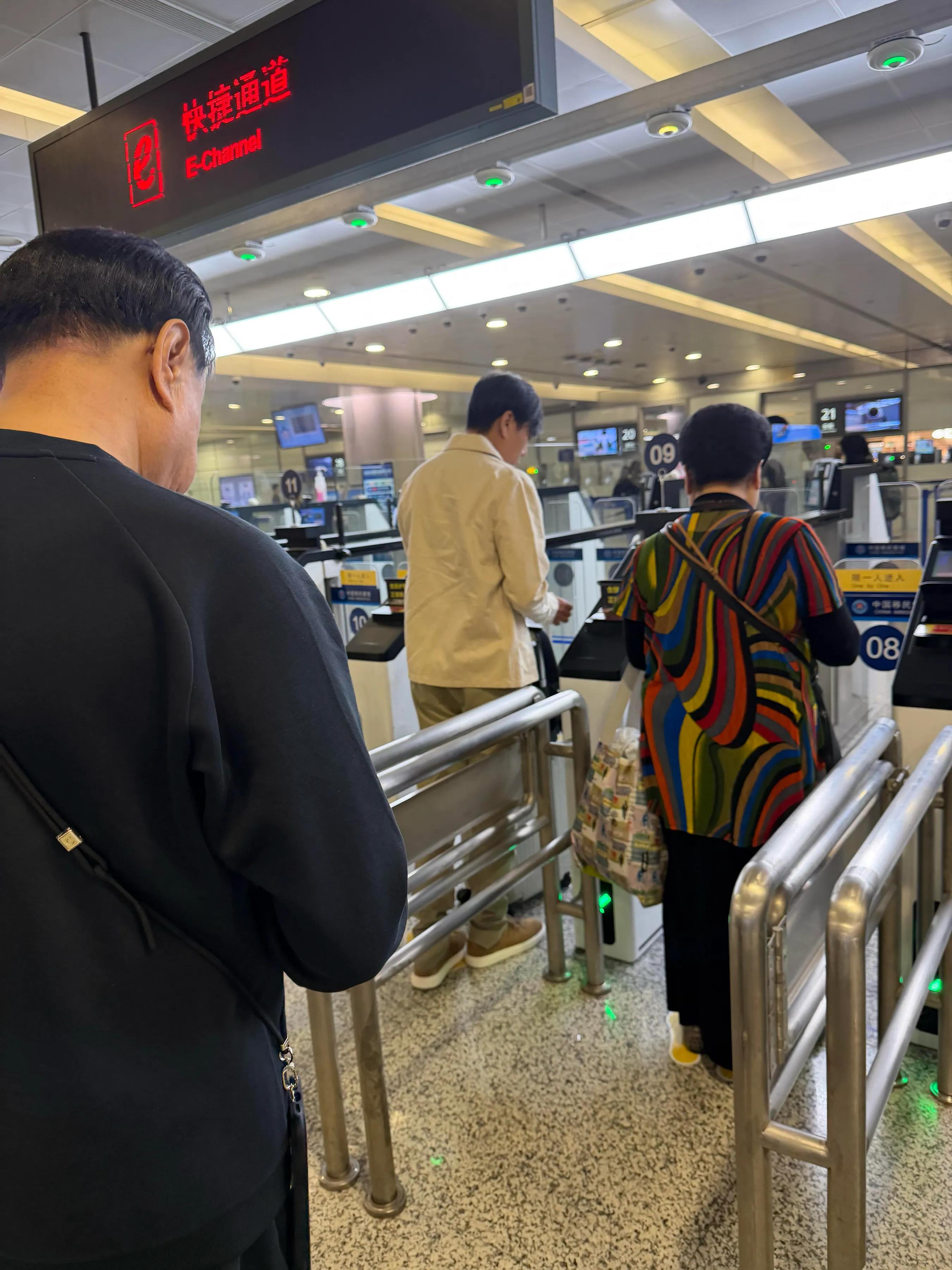 _伊能静秦昊一家五口出游，公婆同行画面温馨，9岁米粒气质像妈妈_伊能静秦昊一家五口出游，公婆同行画面温馨，9岁米粒气质像妈妈