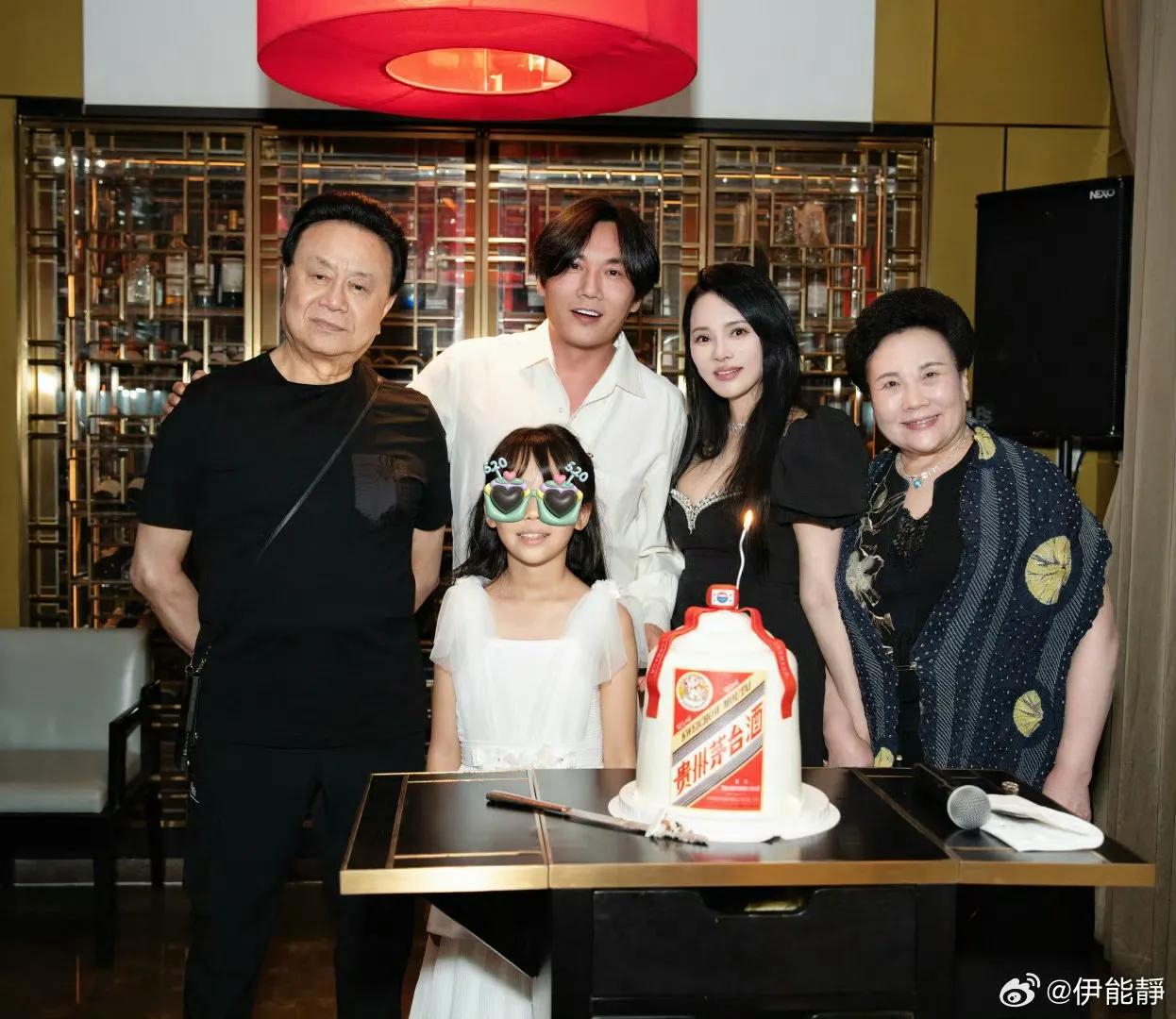 _伊能静秦昊一家五口出游，公婆同行画面温馨，9岁米粒气质像妈妈_伊能静秦昊一家五口出游，公婆同行画面温馨，9岁米粒气质像妈妈