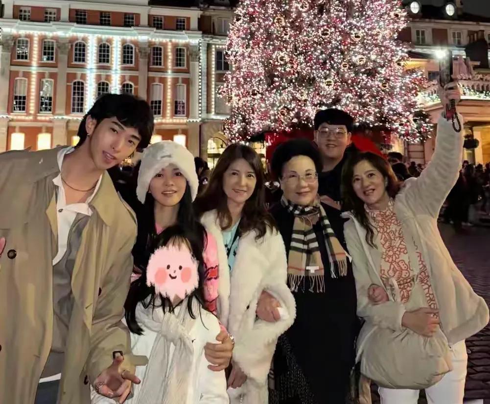 伊能静秦昊一家五口出游，公婆同行画面温馨，9岁米粒气质像妈妈__伊能静秦昊一家五口出游，公婆同行画面温馨，9岁米粒气质像妈妈