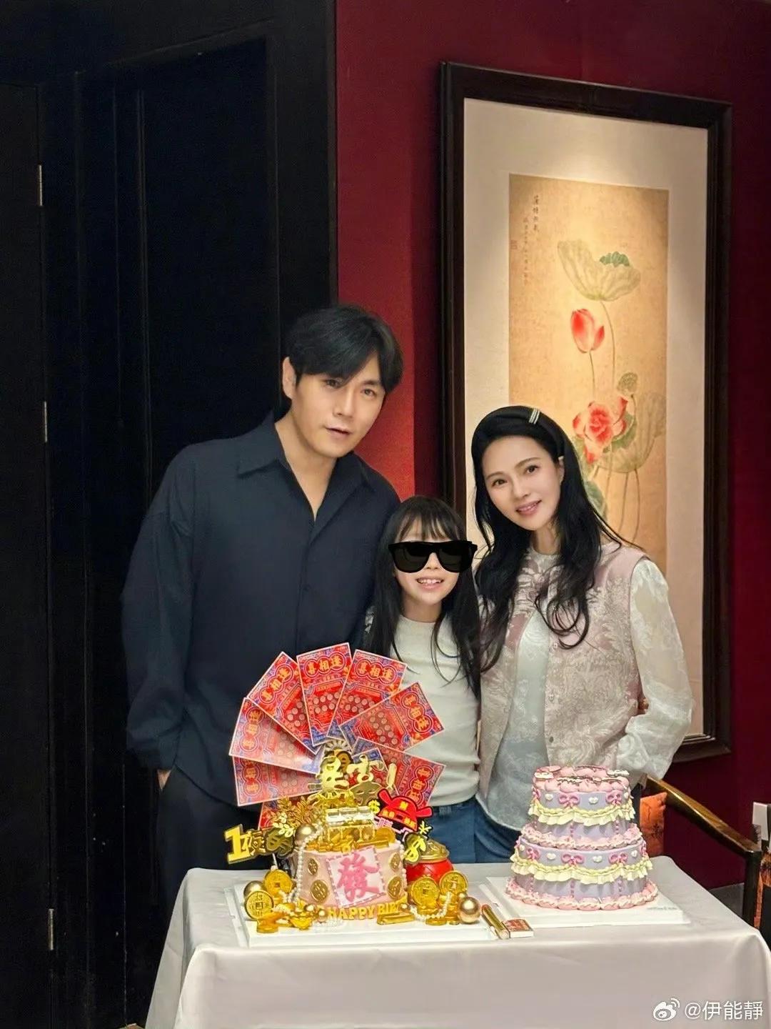 伊能静秦昊一家五口出游，公婆同行画面温馨，9岁米粒气质像妈妈__伊能静秦昊一家五口出游，公婆同行画面温馨，9岁米粒气质像妈妈