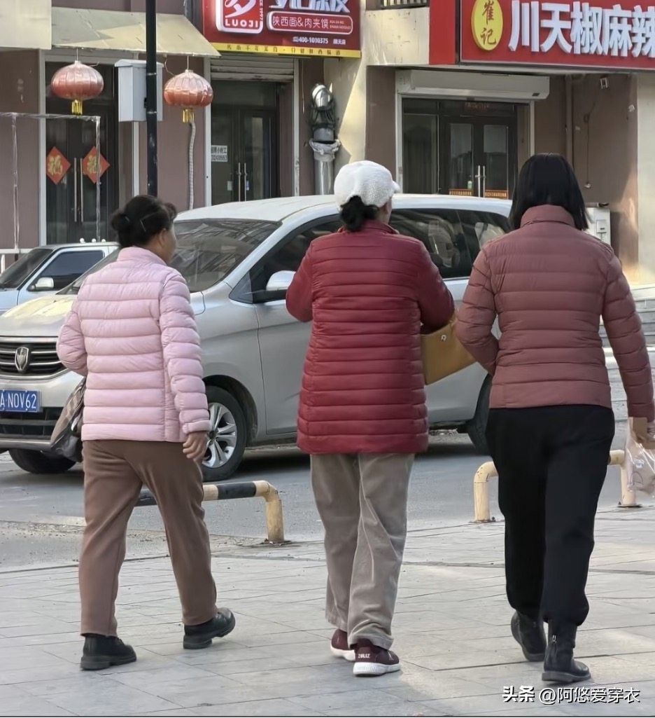 穿羽绒服好难看_身穿羽绒服_