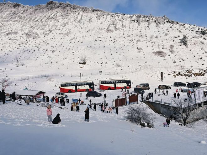重庆高海拔景区喜提“冰雪限定皮肤” 气象台：今明雨雪持续，节后转好