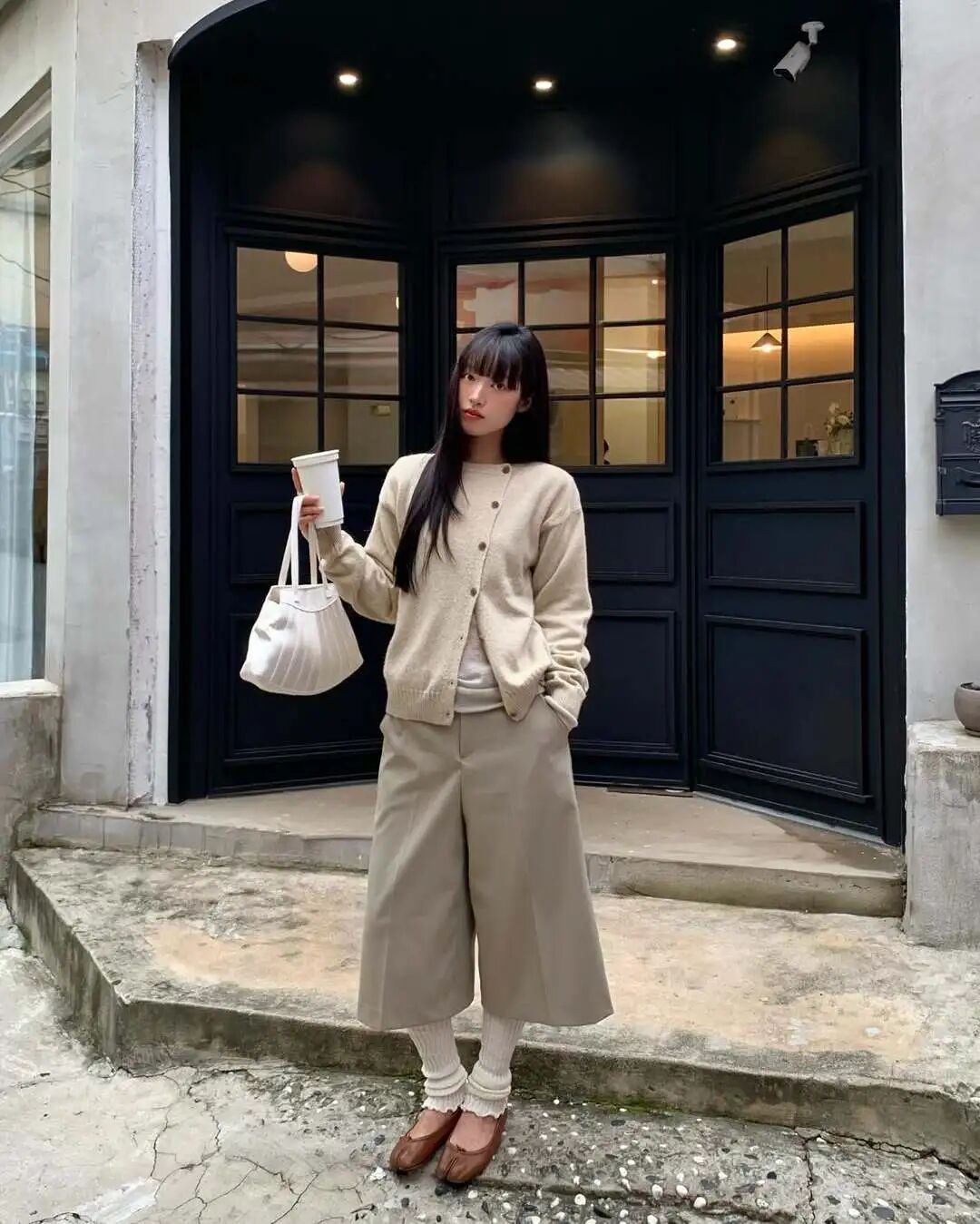 _女明星穿针织防晒开衫搭配照片_明星怎么穿针织开衫