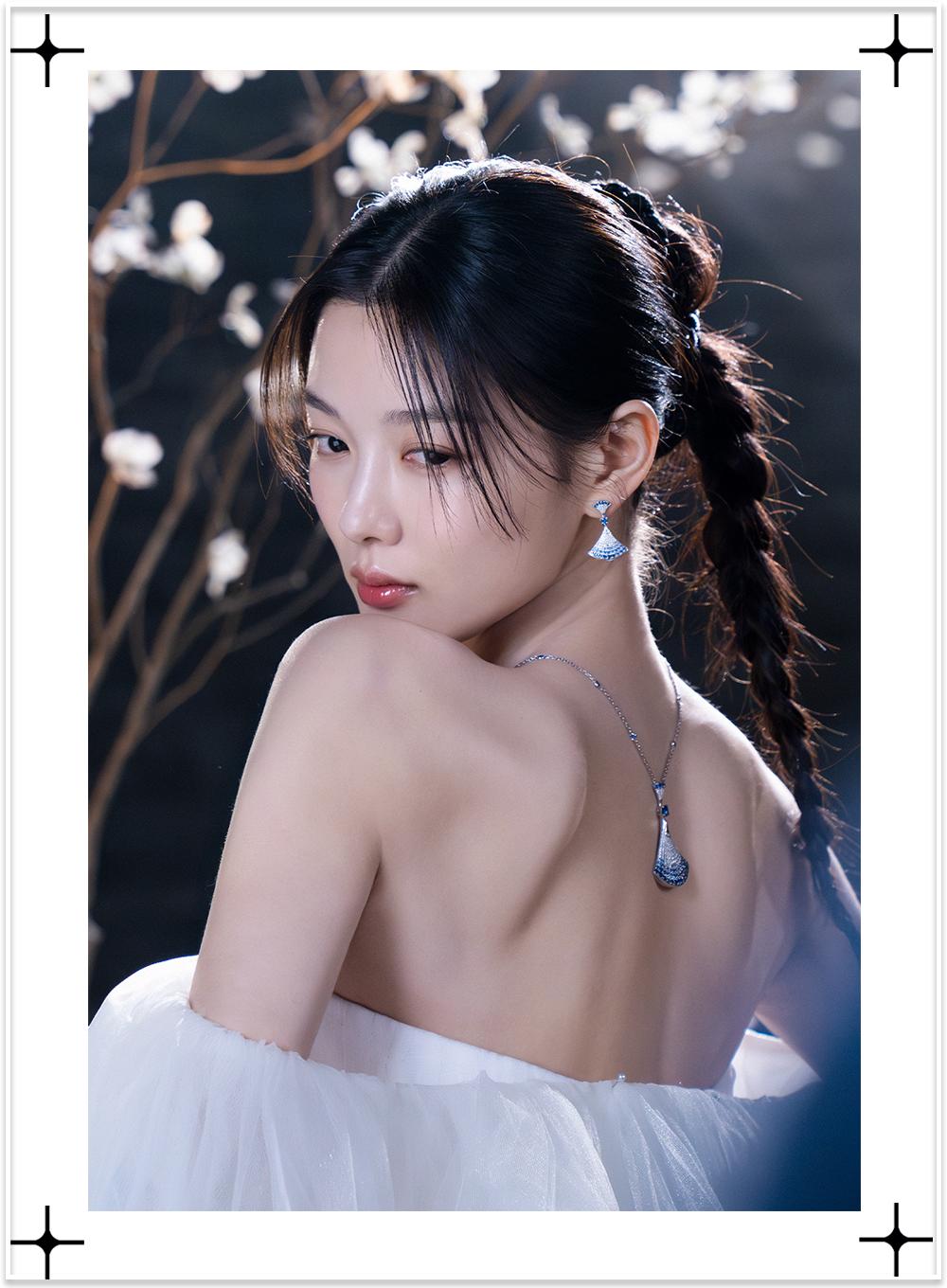 _一边害羞一边硬着头皮跟着比动作，那种又乖又别扭的小反应，真的很金裕贞本人！_乖别紧张