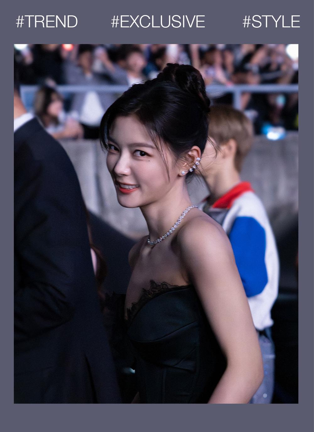 一边害羞一边硬着头皮跟着比动作，那种又乖又别扭的小反应，真的很金裕贞本人！__乖别紧张