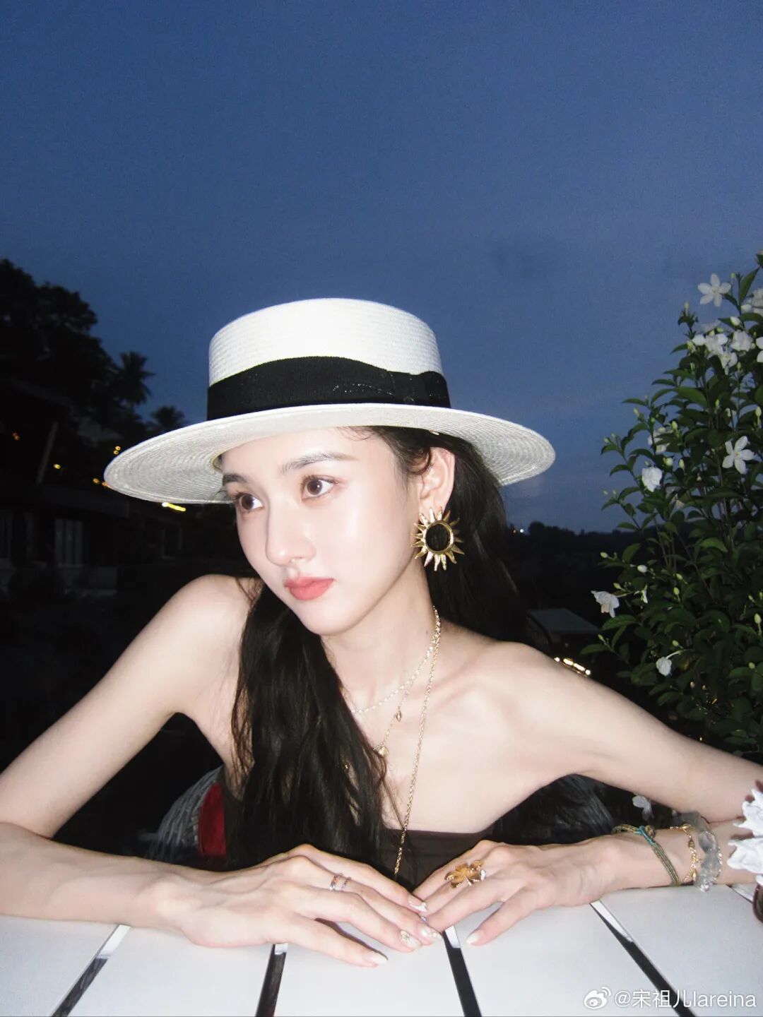 _一边害羞一边硬着头皮跟着比动作，那种又乖又别扭的小反应，真的很金裕贞本人！_乖别紧张