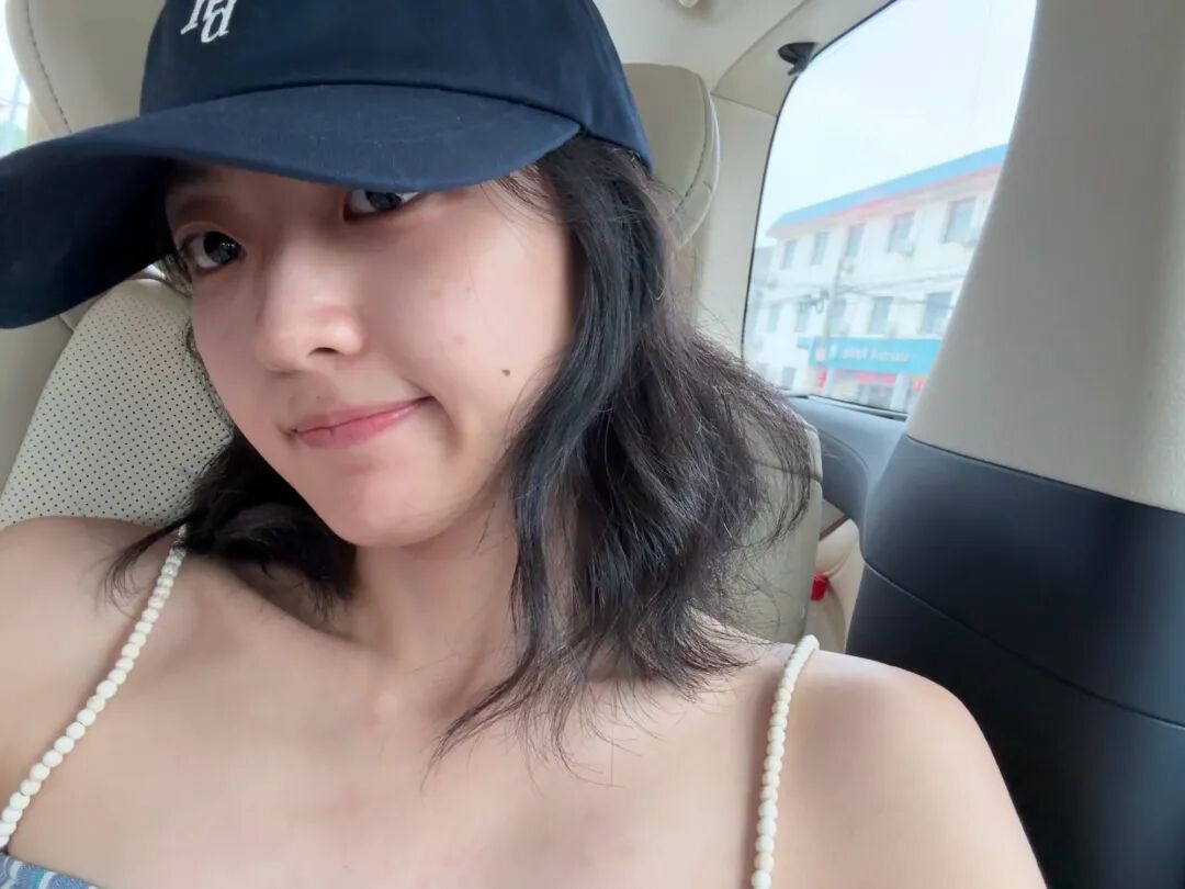 一边害羞一边硬着头皮跟着比动作，那种又乖又别扭的小反应，真的很金裕贞本人！__乖别紧张