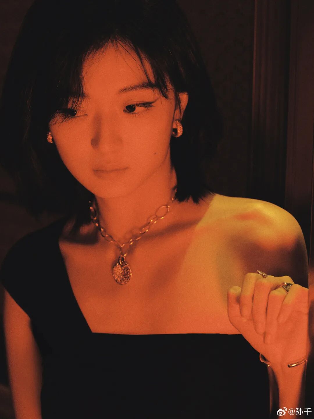 _乖别紧张_一边害羞一边硬着头皮跟着比动作，那种又乖又别扭的小反应，真的很金裕贞本人！