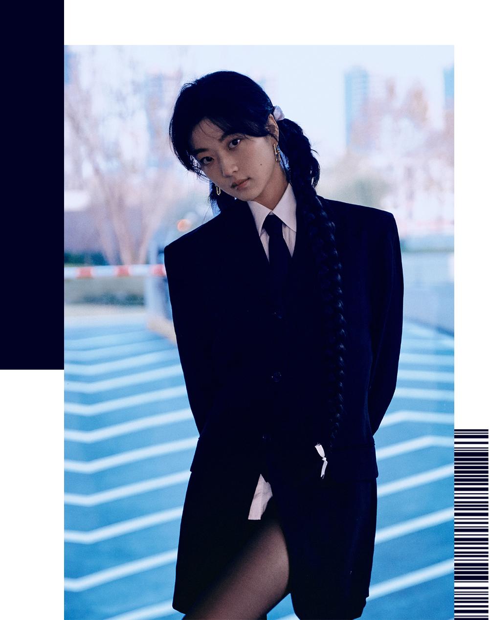 乖别紧张_一边害羞一边硬着头皮跟着比动作，那种又乖又别扭的小反应，真的很金裕贞本人！_