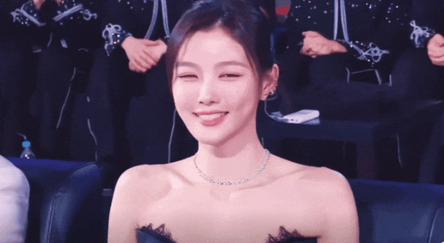 乖别紧张_一边害羞一边硬着头皮跟着比动作，那种又乖又别扭的小反应，真的很金裕贞本人！_