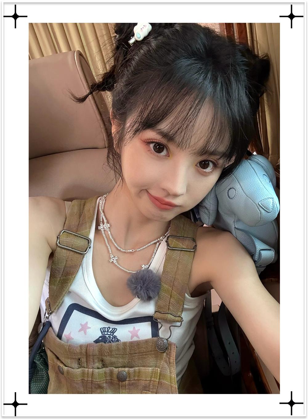 一边害羞一边硬着头皮跟着比动作，那种又乖又别扭的小反应，真的很金裕贞本人！_乖别紧张_