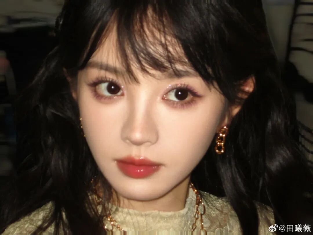 乖别紧张_一边害羞一边硬着头皮跟着比动作，那种又乖又别扭的小反应，真的很金裕贞本人！_