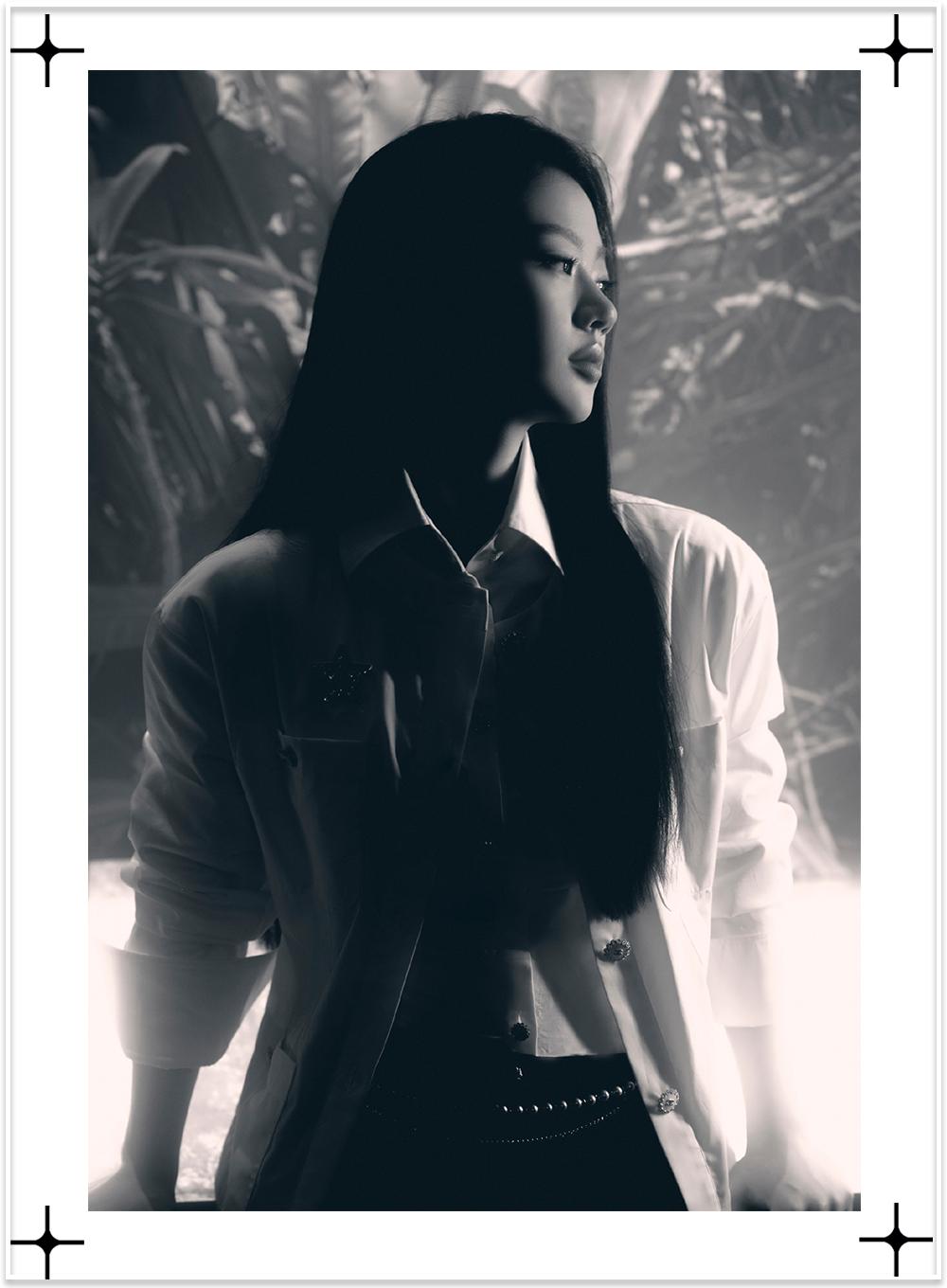 乖别紧张__一边害羞一边硬着头皮跟着比动作，那种又乖又别扭的小反应，真的很金裕贞本人！