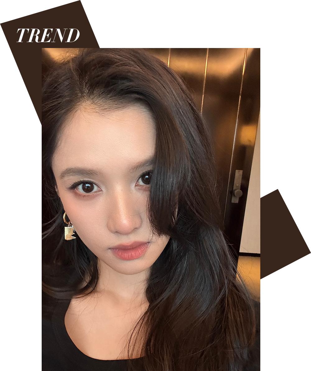 _一边害羞一边硬着头皮跟着比动作，那种又乖又别扭的小反应，真的很金裕贞本人！_乖别紧张