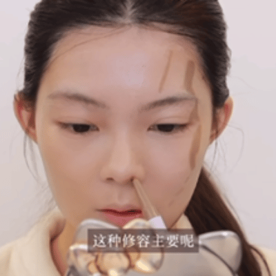 _乖别紧张_一边害羞一边硬着头皮跟着比动作，那种又乖又别扭的小反应，真的很金裕贞本人！