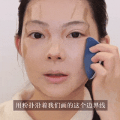 一边害羞一边硬着头皮跟着比动作，那种又乖又别扭的小反应，真的很金裕贞本人！_乖别紧张_