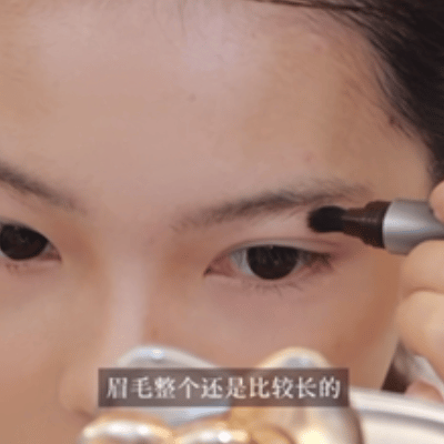 乖别紧张_一边害羞一边硬着头皮跟着比动作，那种又乖又别扭的小反应，真的很金裕贞本人！_