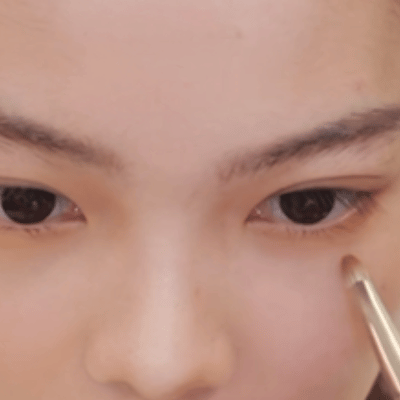 一边害羞一边硬着头皮跟着比动作，那种又乖又别扭的小反应，真的很金裕贞本人！__乖别紧张