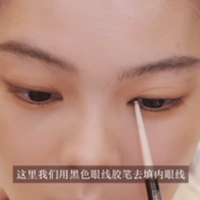 一边害羞一边硬着头皮跟着比动作，那种又乖又别扭的小反应，真的很金裕贞本人！__乖别紧张