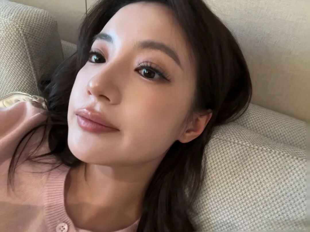 一边害羞一边硬着头皮跟着比动作，那种又乖又别扭的小反应，真的很金裕贞本人！__乖别紧张