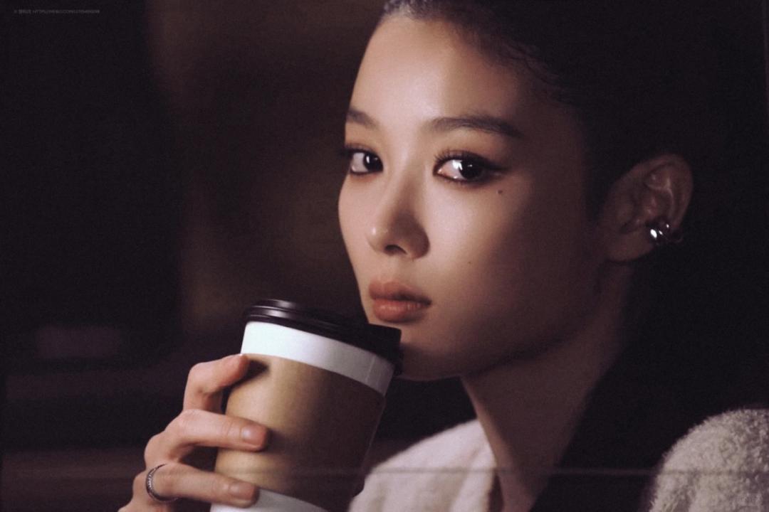 乖别紧张__一边害羞一边硬着头皮跟着比动作，那种又乖又别扭的小反应，真的很金裕贞本人！